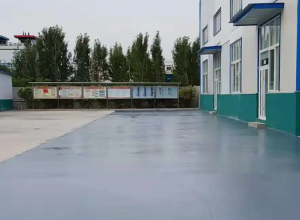 浦东彩色路面喷涂翻新的材料对冬季